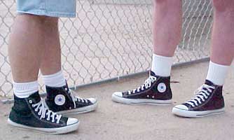 black converse on feet