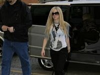 Avril Lavigne  Avril walking toward a hotel.