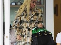 Gwen Stefani  Gwen wearing black low top chucks as she leaves a building.