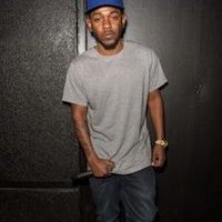 Kendrick Lamar  Kendrick wears blue chucks to match his LA Dodgers hat.