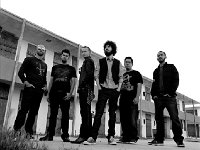 Linkin Park  Black and white photo in front of a motel. Brad Delson and Dave Farrell are wearing chucks.