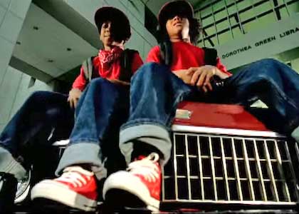 Kiss Kiss still 1